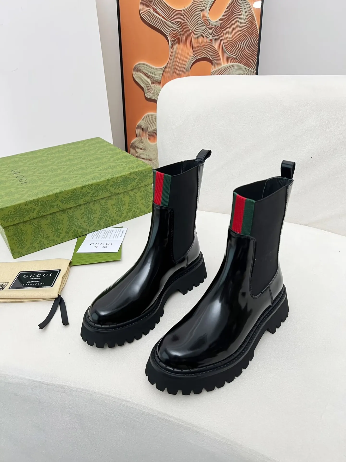 👟👟Ex-factory price 600👟👟 2025 latest version of Gucci GUCCI versatile Martin boots, easy to put on and take off, brand webbing color matching Heel height: 5cm Fabric: cowhide/open edge beads Inner/foot pads: black cowhide 🐂 Outsole is made of foam outsole Color: black Code number: 34-40. 34 and 41 42 Need to be customized Packaging: Comes with card and cloth bag.